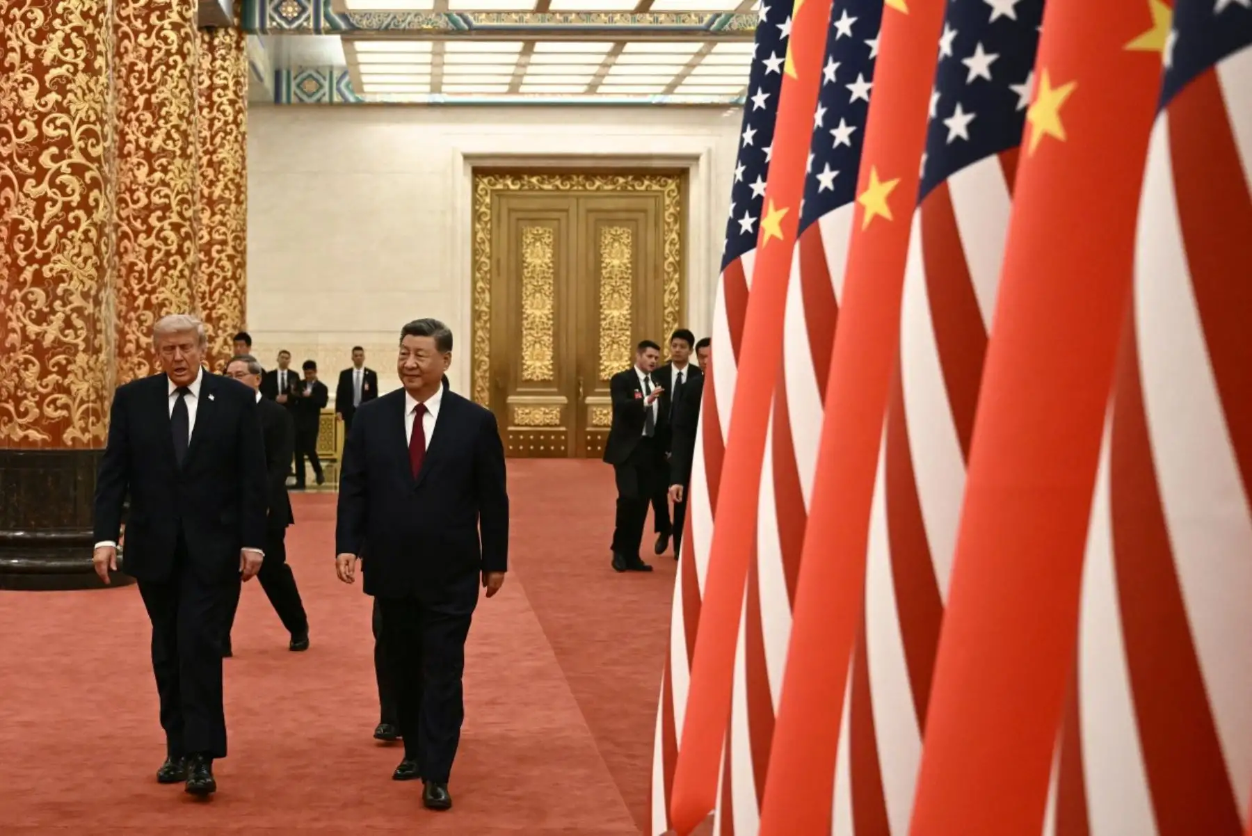 El presidente de China, Xi Jinping, y el presidente de Estados Unidos, Donald Trump, llegan a un banquete de Estado en el Gran Salón del Pueblo en Pekín. Foto: AFP