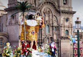 Celebración de la Festividad del Corpus Christi en la Plaza de Armas de Cusco. Foto: Promperú.