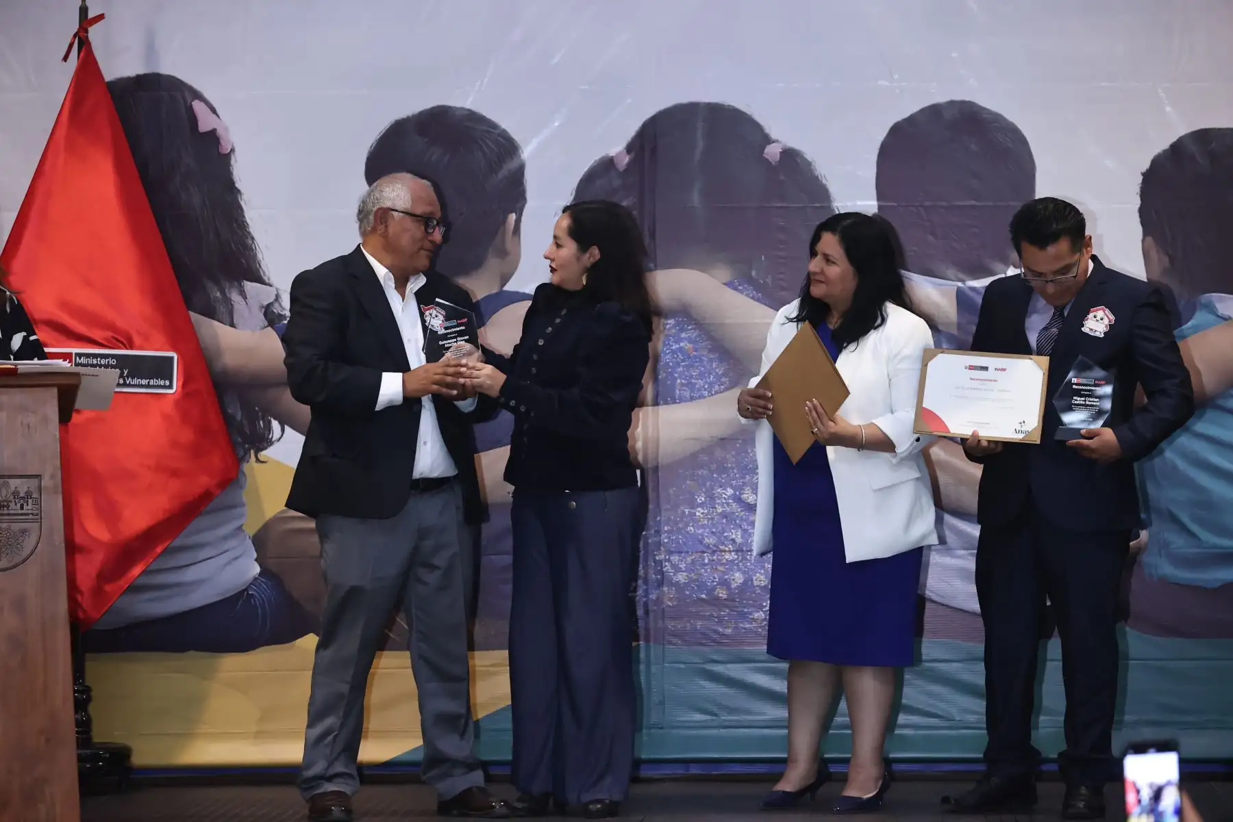 La jornada también incluyó una ceremonia de reconocimiento a organizaciones e instituciones aliadas que contribuyen al fortalecimiento de los servicios y acciones impulsadas por el Inabif en distintas regiones del país. Foto: ANDINA/Juan Carlos Guzmán Negrini.