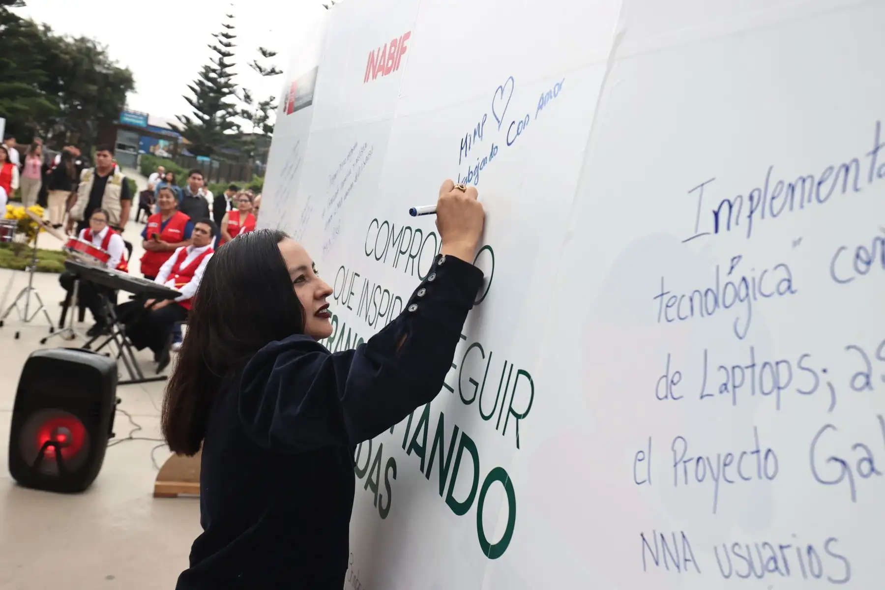 Como parte de la jornada inaugural, la ministra Edith Pariona participó en la firma simbólica del mural “Promesa de Apoyo 2026”, iniciativa que reunió compromisos de apoyo a los servicios del Inabif. Foto: ANDINA/Juan Carlos Guzmán Negrini.