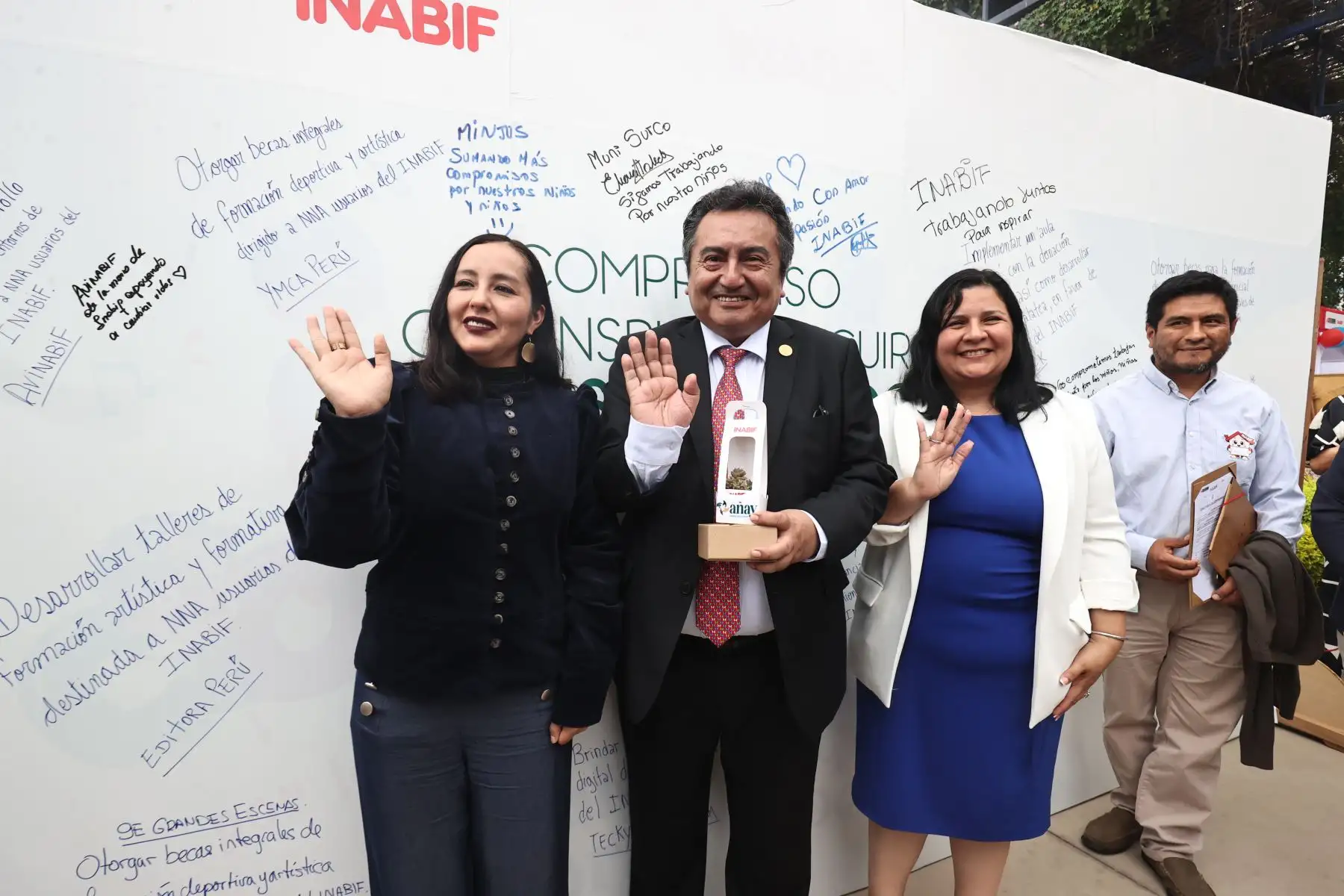 Como parte de la jornada, representantes de distintas instituciones, entre ellas Editora Perú, suscribieron compromisos en el mural “Promesa de Apoyo 2026”, impulsado por el Inabif. Foto: ANDINA/Juan Carlos Guzmán Negrini.