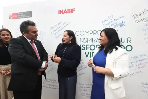 La ministra de la Mujer y Poblaciones Vulnerables, Edith Pariona, inauguró el primer encuentro “Añay: Aliados que Inspiran”, actividad que contó con la participación del director de Medios Periodísticos de Editora Perú, Félix Paz, en reconocimiento al trabajo articulado y al apoyo institucional brindado en favor de niñas, niños y adolescentes en situación de vulnerabilidad atendidos por el INABIF. Foto: ANDINA/Juan Carlos Guzmán Negrini.