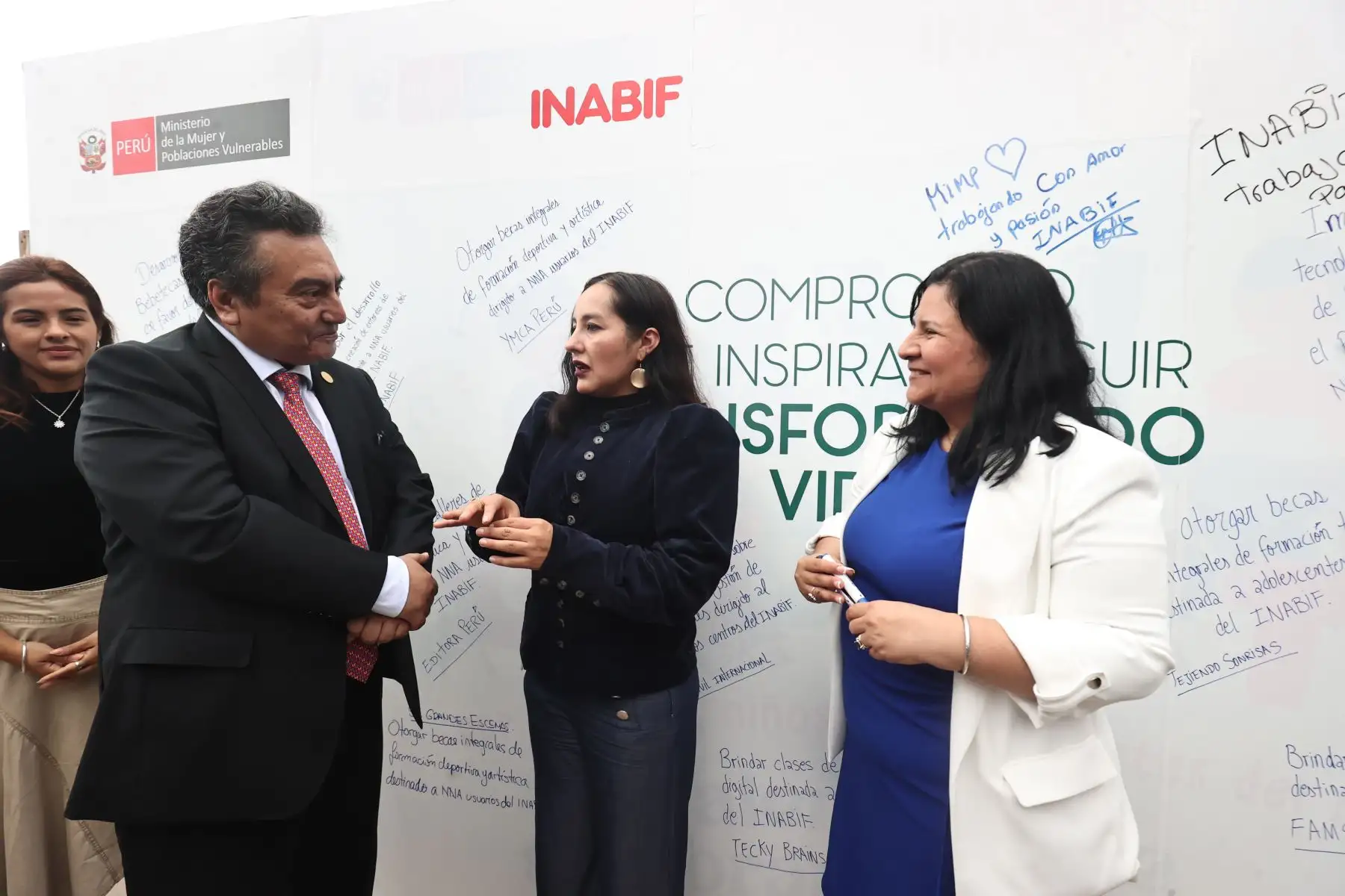 La ministra Edith Pariona dialogó con el director de Medios Periodísticos de Editora Perú, Félix Paz, durante el recorrido por los espacios de articulación instalados en el Primer Encuentro “Añay: Aliados que Inspiran”. Foto: ANDINA/Juan Carlos Guzmán Negrini.