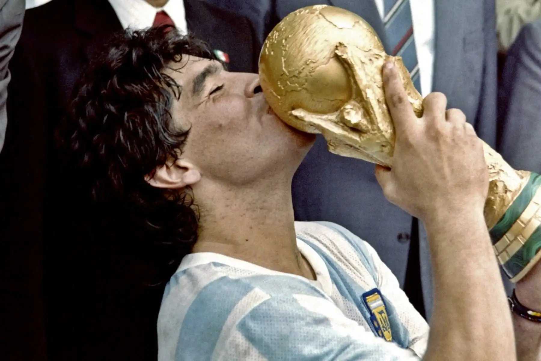 Maradona podría haber mejorado con un diurético, dice médico en juicio por su muerte