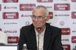 Héctor Cúper fue presentado en conferencia de prensa en Universitario de Deportes. Foto: Captura/YouTube/Universitario.