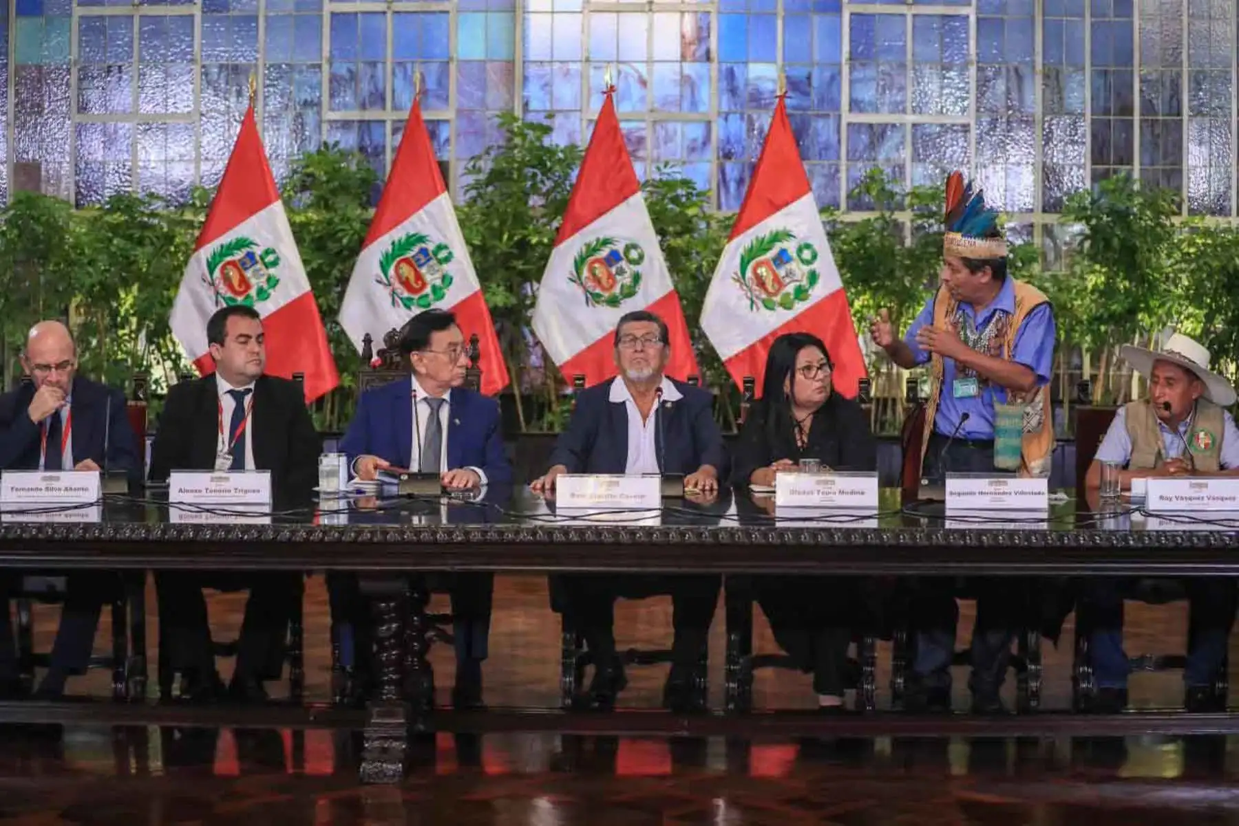 El presidente José María Balcázar sostuvo una reunión con representantes de la comunidad Awajún, quienes expusieron demandas relacionadas con proyectos viales, infraestructura educativa, atención en salud y acceso a servicios básicos en zonas de frontera. Durante el encuentro, el mandatario anunció la realización de una reunión técnica con distintos sectores del Ejecutivo para avanzar en soluciones concretas y fortalecer el trabajo articulado en favor de los pueblos indígenas. Foto: ANDINA/Prensa Presidencia