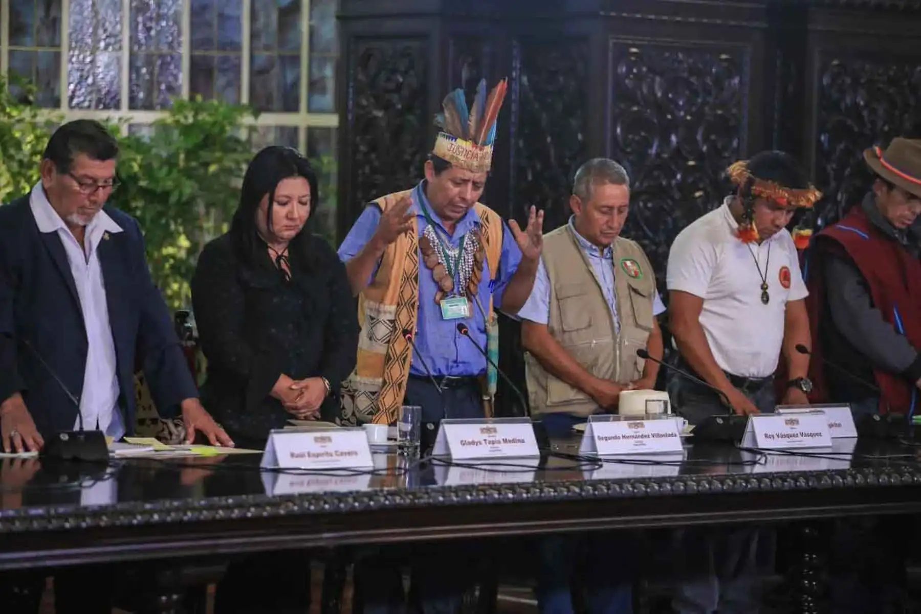 El presidente José María Balcázar sostuvo una reunión con representantes de la comunidad Awajún, quienes expusieron demandas relacionadas con proyectos viales, infraestructura educativa, atención en salud y acceso a servicios básicos en zonas de frontera. Durante el encuentro, el mandatario anunció la realización de una reunión técnica con distintos sectores del Ejecutivo para avanzar en soluciones concretas y fortalecer el trabajo articulado en favor de los pueblos indígenas. Foto: ANDINA/Prensa Presidencia
