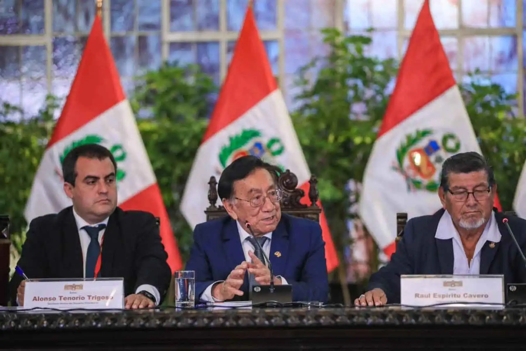 El presidente José María Balcázar sostuvo una reunión con representantes de la comunidad Awajún, quienes expusieron demandas relacionadas con proyectos viales, infraestructura educativa, atención en salud y acceso a servicios básicos en zonas de frontera. Durante el encuentro, el mandatario anunció la realización de una reunión técnica con distintos sectores del Ejecutivo para avanzar en soluciones concretas y fortalecer el trabajo articulado en favor de los pueblos indígenas. Foto: ANDINA/Prensa Presidencia