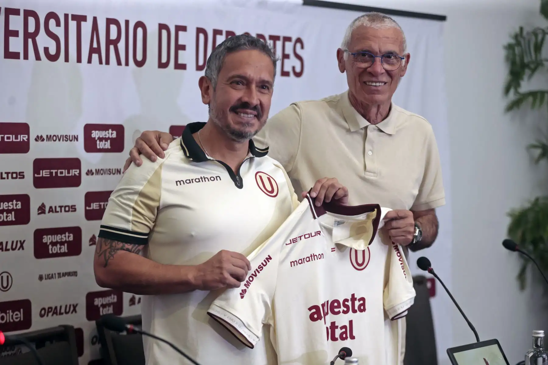 Universitario entregó a Héctor Cúper la camiseta crema con su nombre durante la ceremonia de bienvenida realizada en las instalaciones del club. Foto: ANDINA/Vidal Tarqui.