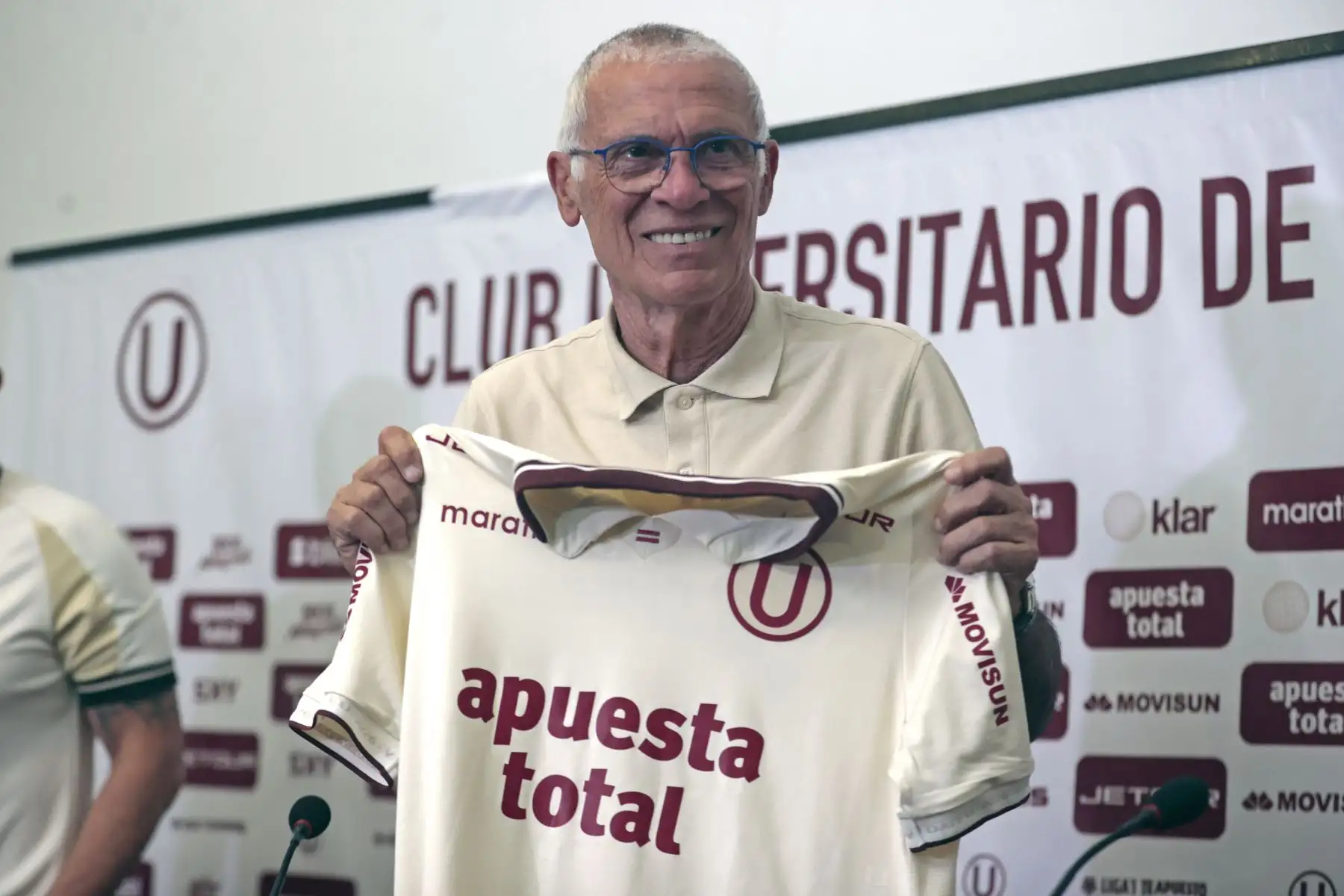 El entrenador argentino Héctor Cúper fue presentado oficialmente como nuevo director técnico de Universitario de Deportes en una conferencia de prensa realizada junto a su comando técnico y directivos del club crema. Durante su presentación, el estratega señaló que su objetivo es “ganar todo” con la institución merengue, con la que firmó vínculo hasta finales de la temporada 2027. Foto: ANDINA/Vidal Tarqui.