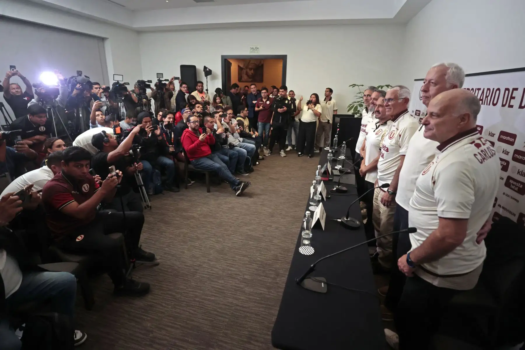 La presentación oficial de Héctor Cúper congregó a periodistas deportivos y representantes de Universitario, quienes participaron en la conferencia realizada por el club crema. Foto: ANDINA/Vidal Tarqui.