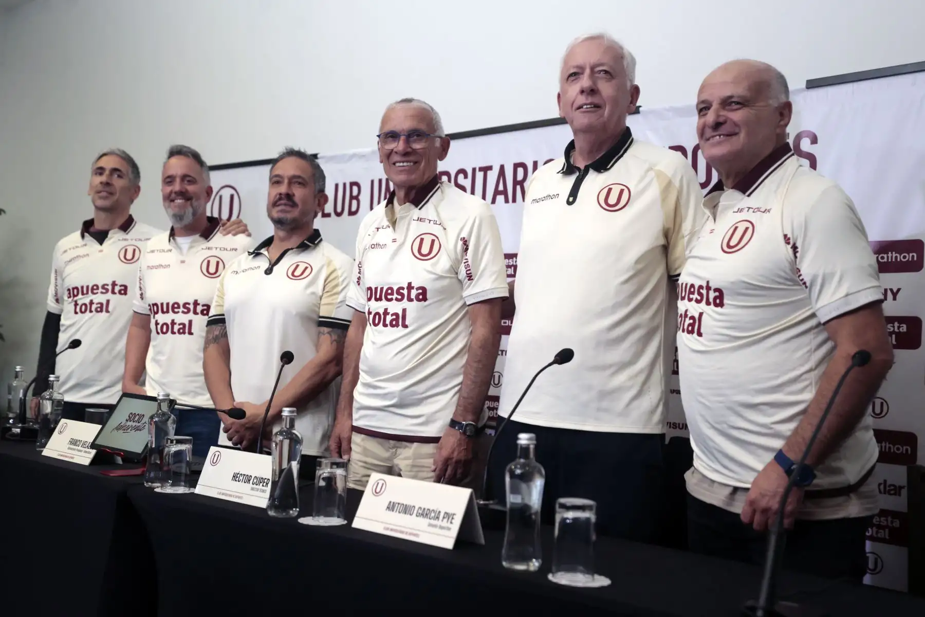 El nuevo comando técnico de Universitario posó junto a la camiseta oficial del club tras la presentación realizada ante medios de comunicación y directivos. Foto: ANDINA/Vidal Tarqui.