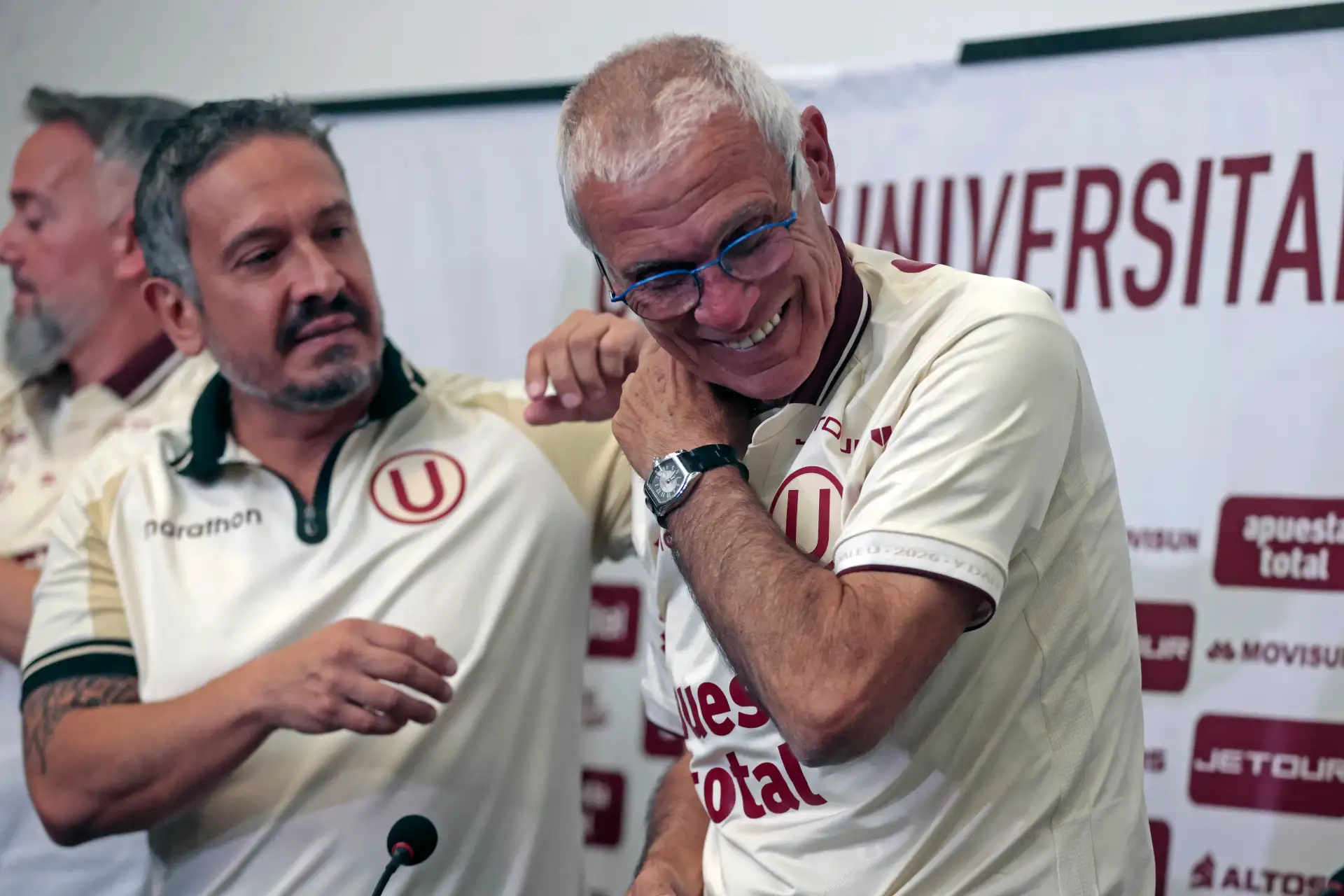 Héctor Cúper protagonizó un momento distendido junto a miembros de su comando técnico durante la ceremonia organizada por Universitario de Deportes. Foto: ANDINA/Vidal Tarqui.