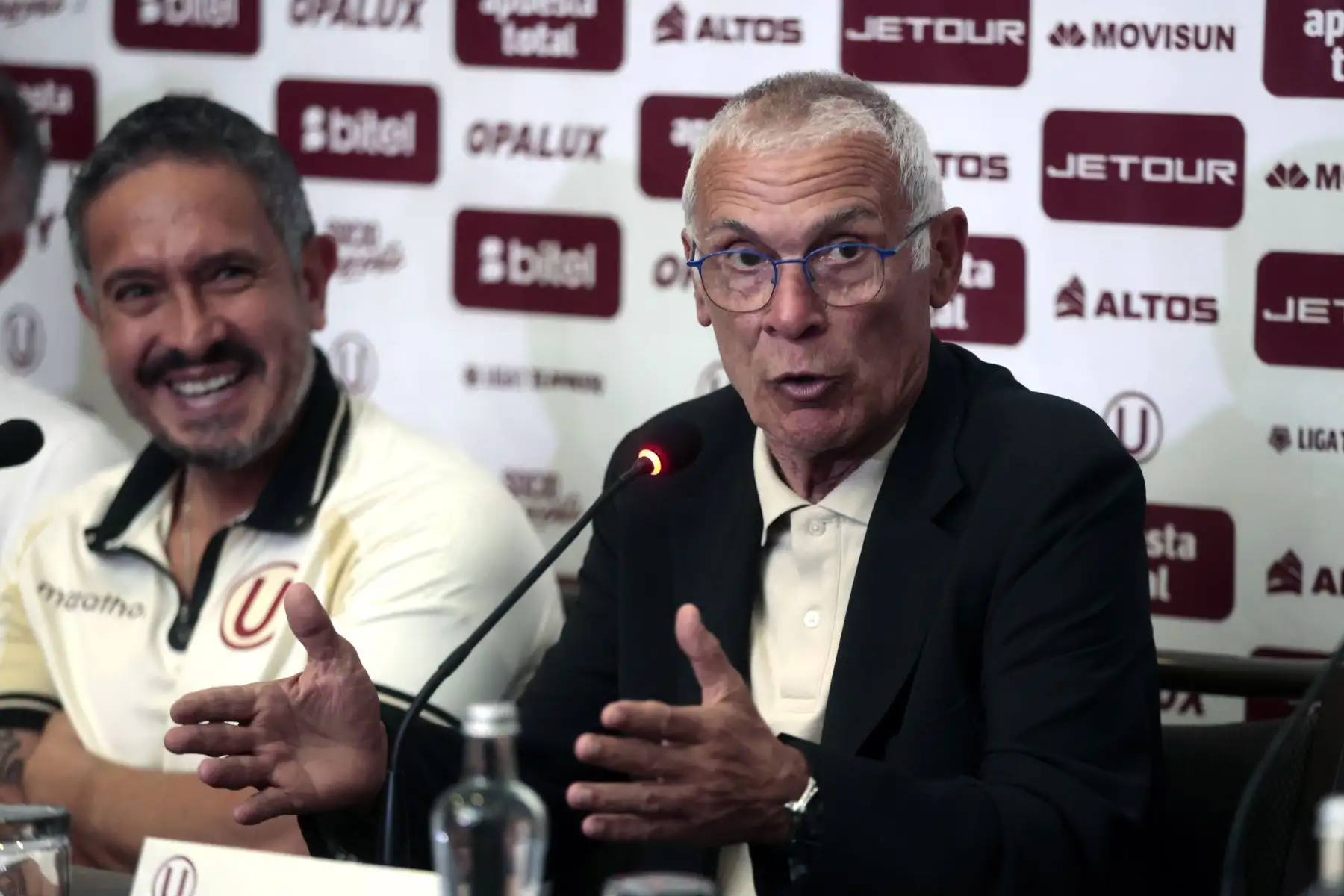 El estratega argentino compartió la mesa principal junto a integrantes de su comando técnico y representantes de Universitario durante su presentación oficial. Foto: ANDINA/Vidal Tarqui.