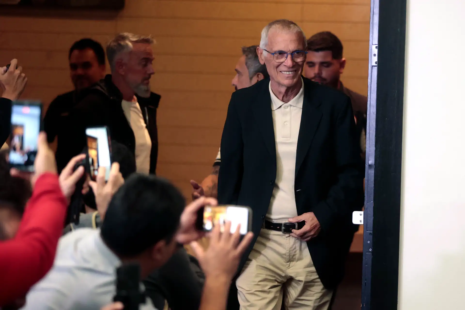 Héctor Cúper ingresó a la sala de conferencias para ser presentado oficialmente como nuevo entrenador de Universitario de Deportes ante periodistas y representantes del club crema. Foto: ANDINA/Vidal Tarqui.
