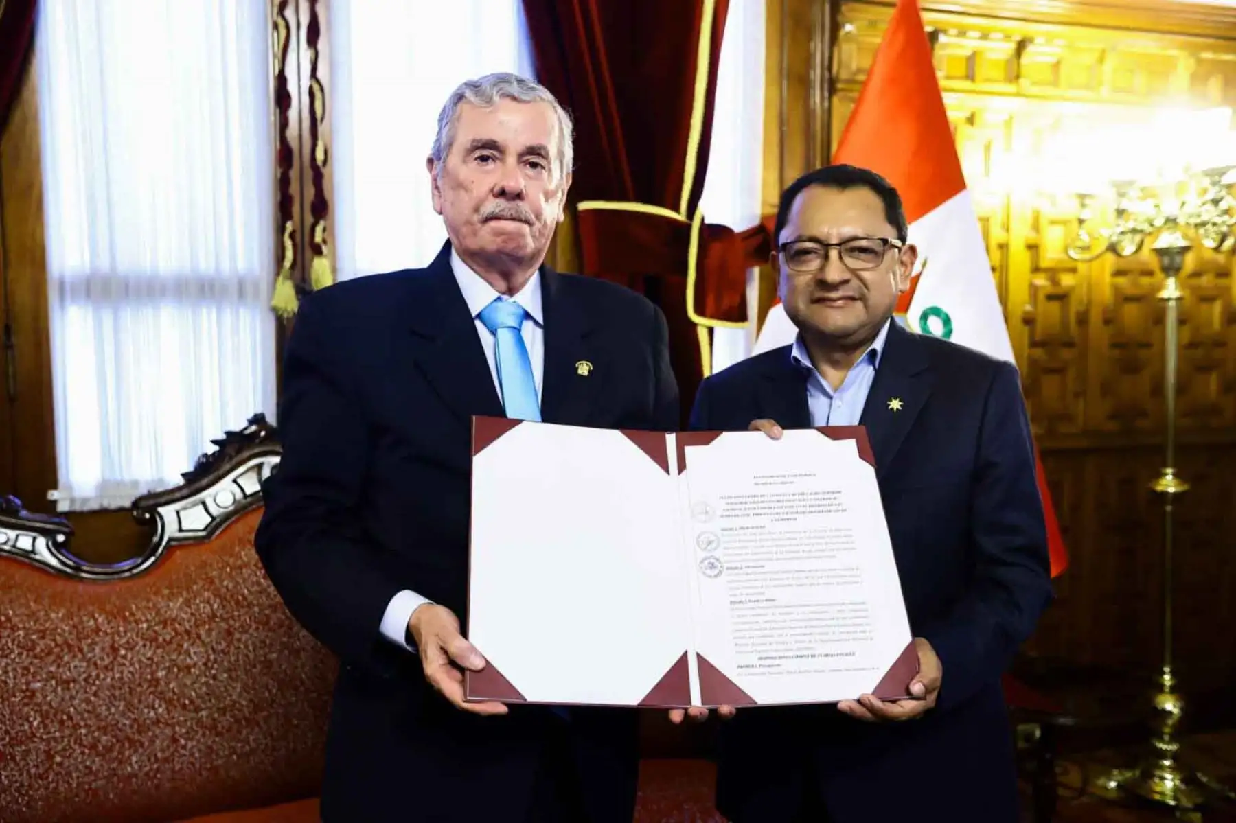 Congreso: Firman autógrafa que crea la Universidad Nacional David Sánchez Infante