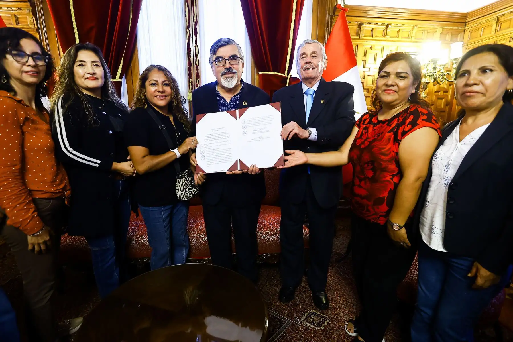 Presidente del Congreso firma autógrafa a favor de profesores de centros penitenciarios