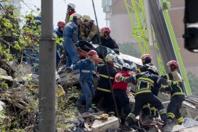 Rescatistas trasladan un cadáver en un edificio residencial parcialmente destruido en Kiev tras los ataques el 14 de mayo de 2026. Foto: AFP.