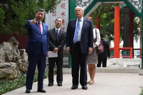 Los presidentes Xi Jinping y Donald Trump visitan el complejo de liderazgo de Zhongnanhai en Pekín, el 15 de mayo de 2026. Foto: AFP