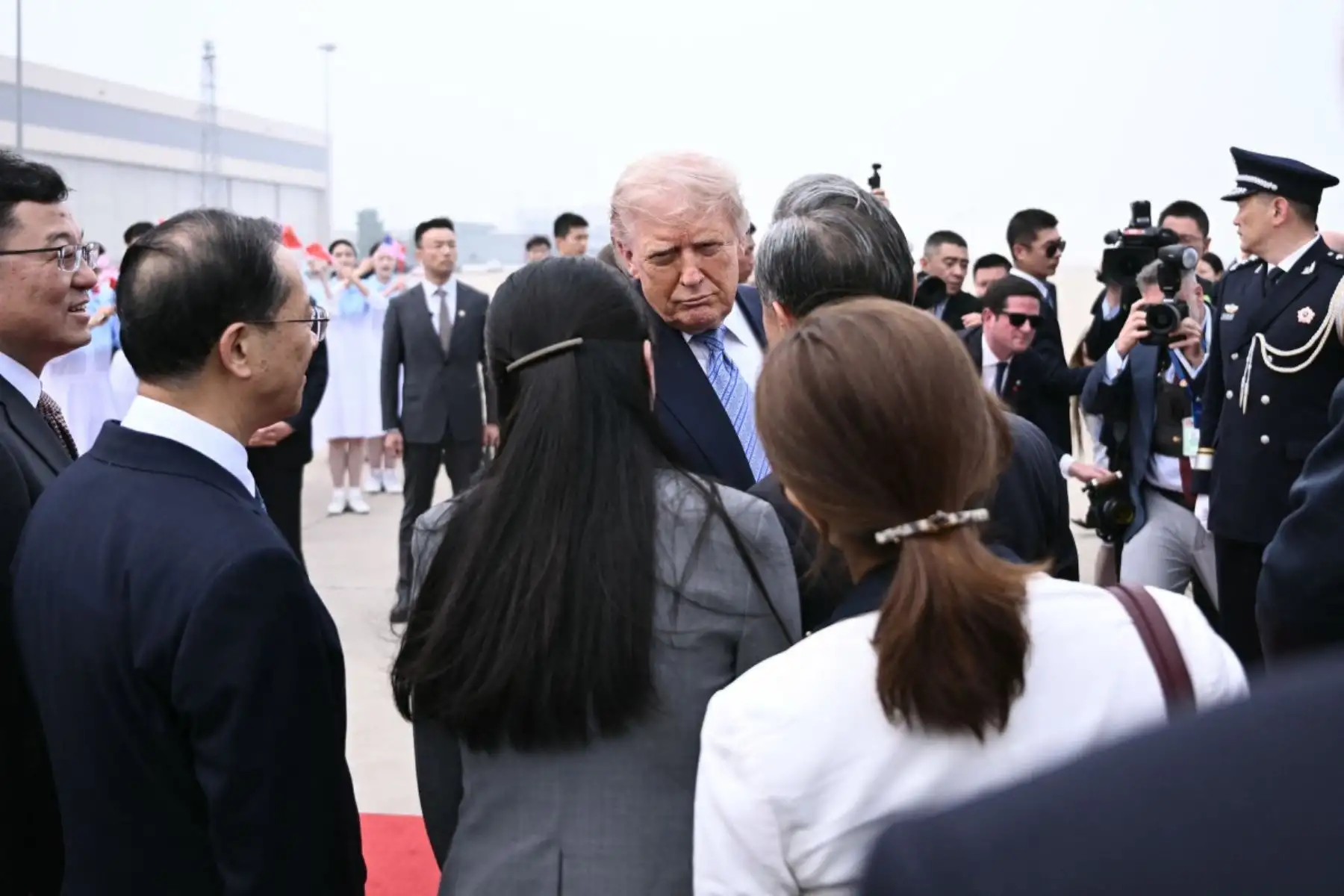 El presidente estadounidense Donald Trump se prepara para abordar el Air Force One antes de su partida del Aeropuerto Internacional de Pekín  Foto: AFP