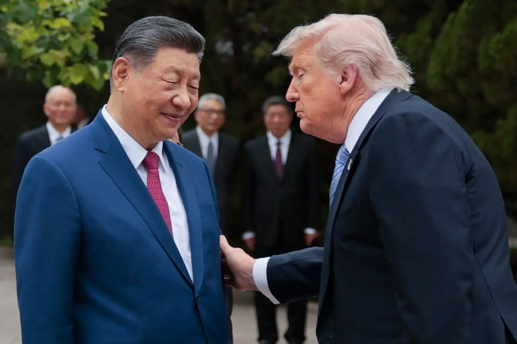 El presidente estadounidense Donald Trump hace un gesto al presidente chino Xi Jinping al salir tras una visita al jardín Zhongnanhai en Pekín. Foto: AFP