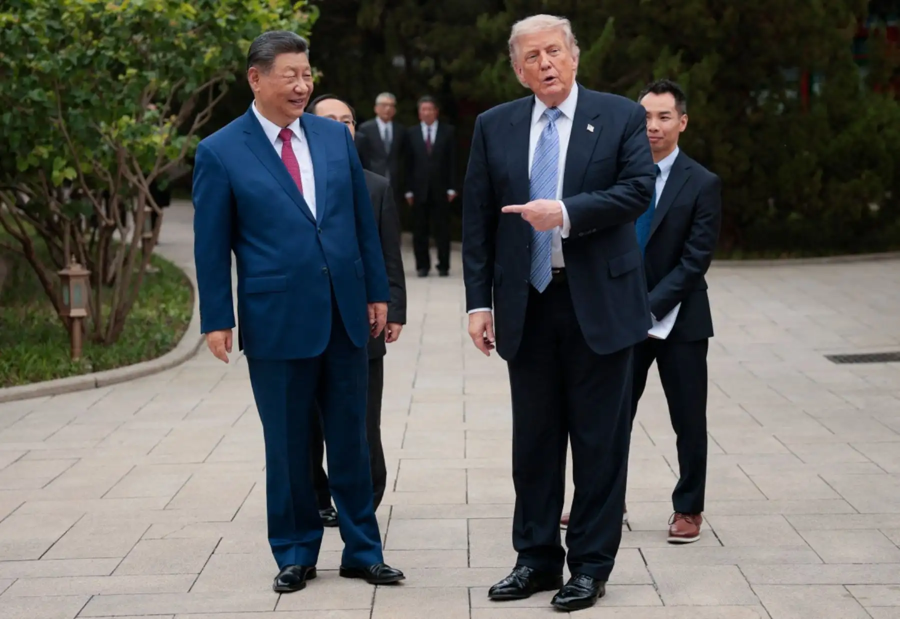 El presidente estadounidense Donald Trump hace un gesto al presidente chino Xi Jinping al salir tras una visita al jardín Zhongnanhai en Pekín. Foto: AFP