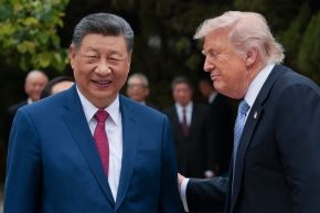 El presidente estadounidense Donald Trump hace un gesto al presidente chino Xi Jinping al salir tras una visita al jardín Zhongnanhai en Pekín. Foto: AFP