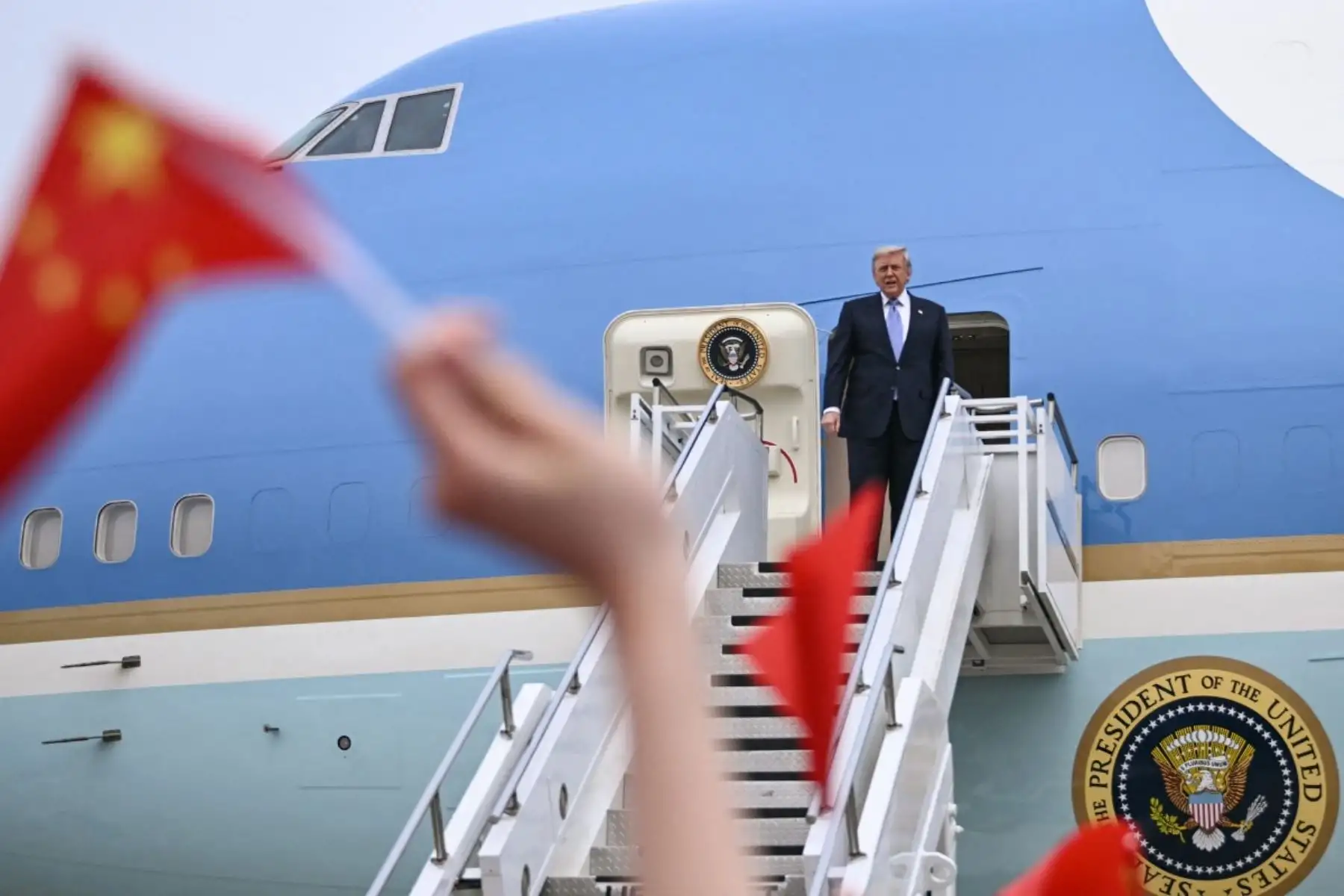El presidente estadounidense Donald Trump sube al Air Force One antes de partir del Aeropuerto Internacional de Pekín. Foto: AFP