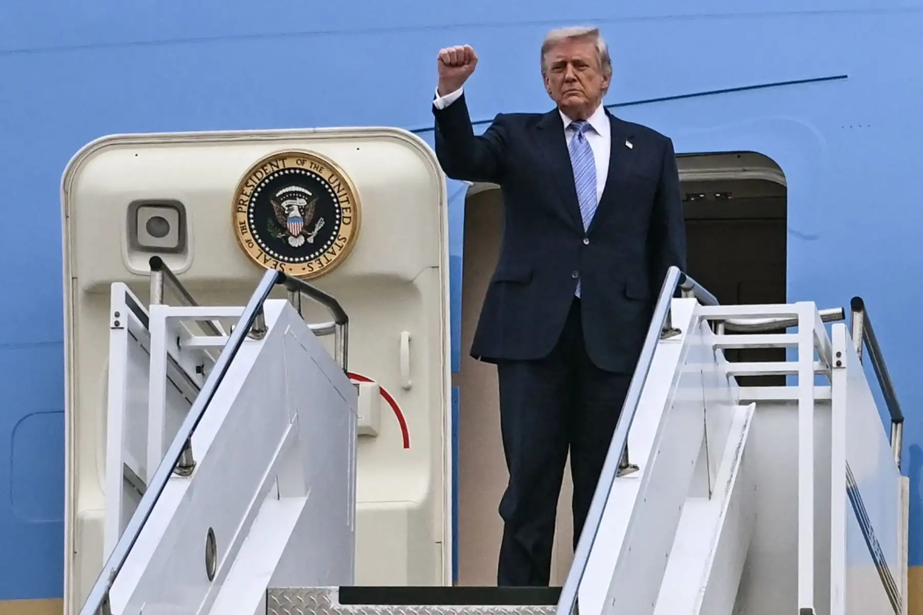 El presidente estadounidense Donald Trump sube al Air Force One antes de partir del Aeropuerto Internacional de Pekín. Foto: AFP