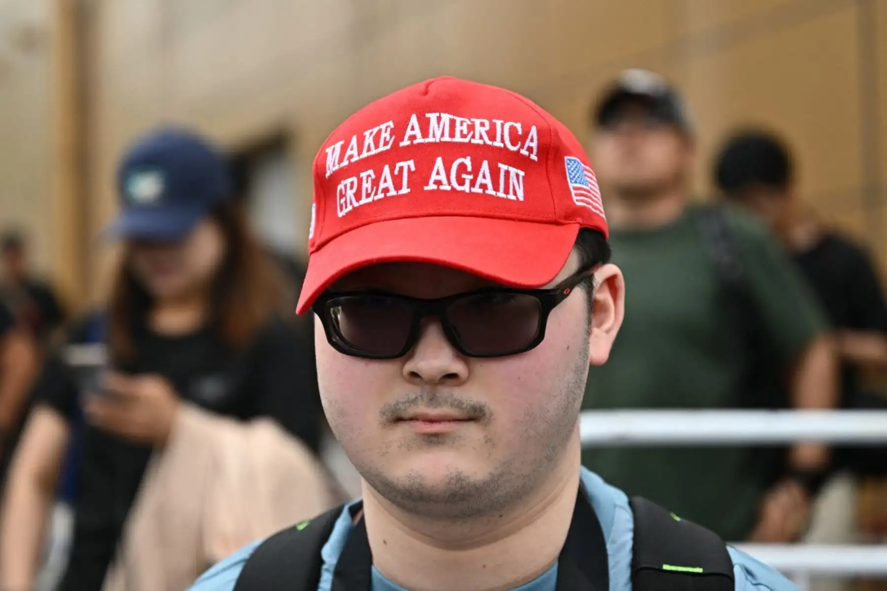 Un aficionado a la observación de aviones, con una gorra de MAGA, espera fuera del Aeropuerto Internacional de Pekín Capital el despegue del Air Force One, que transporta al presidente estadounidense Donald Trump. Foto: AFP
