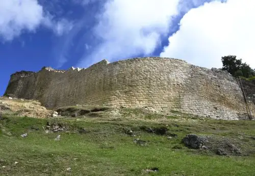 Reconstrucción de la pared afectada en la Fortaleza de Kuélap.  