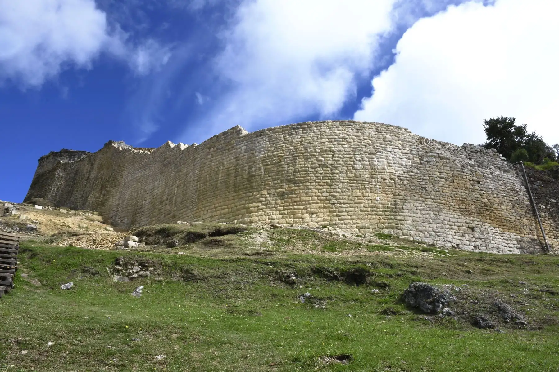 La monumental fortaleza de Kuélap, principal ícono turístico y arqueológico de Amazonas, recuperó completamente el sector de la muralla sur. Foto: Difusión