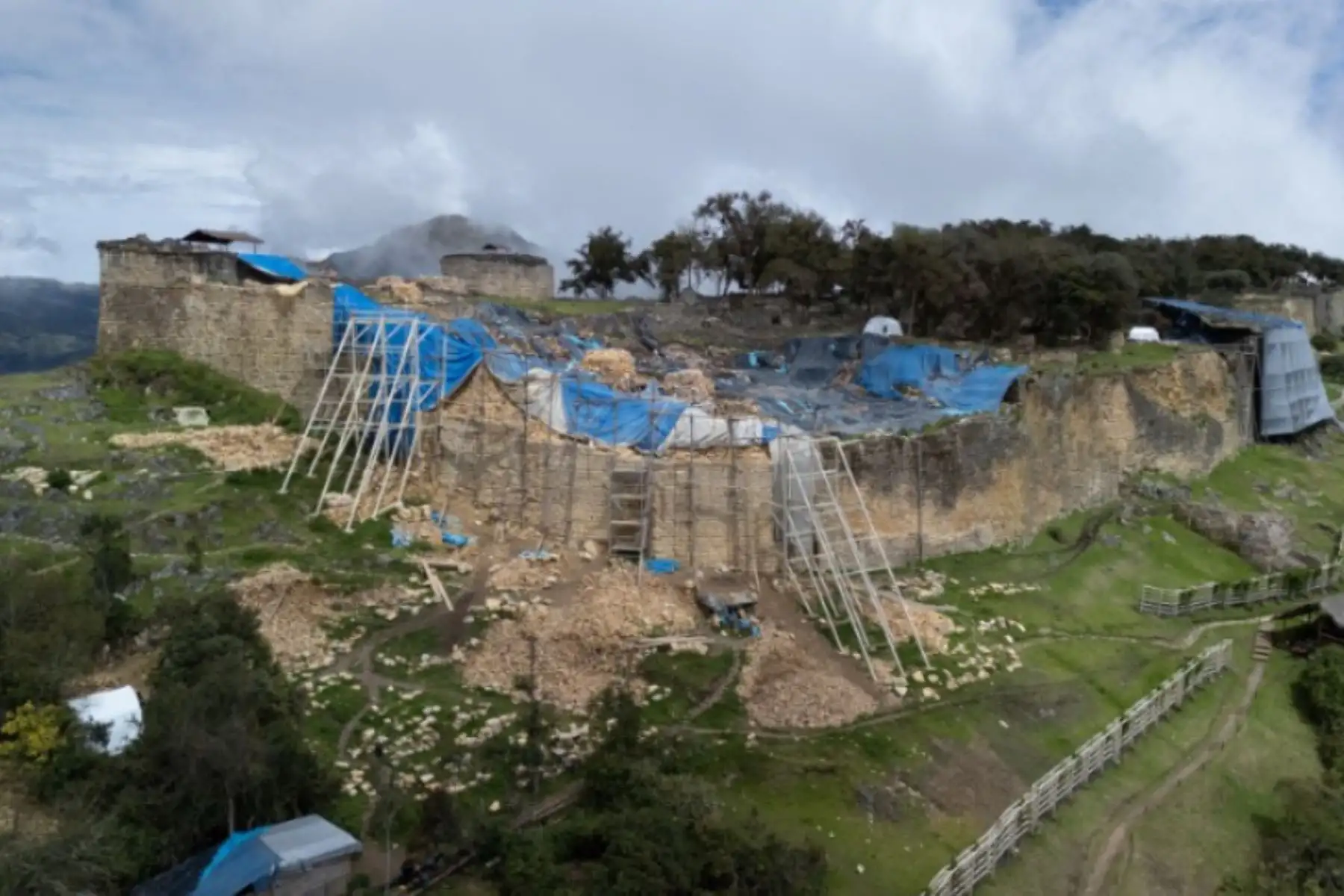 La monumental fortaleza de Kuélap, principal ícono turístico y arqueológico de Amazonas, recuperó completamente el sector de la muralla sur. Foto: Difusión