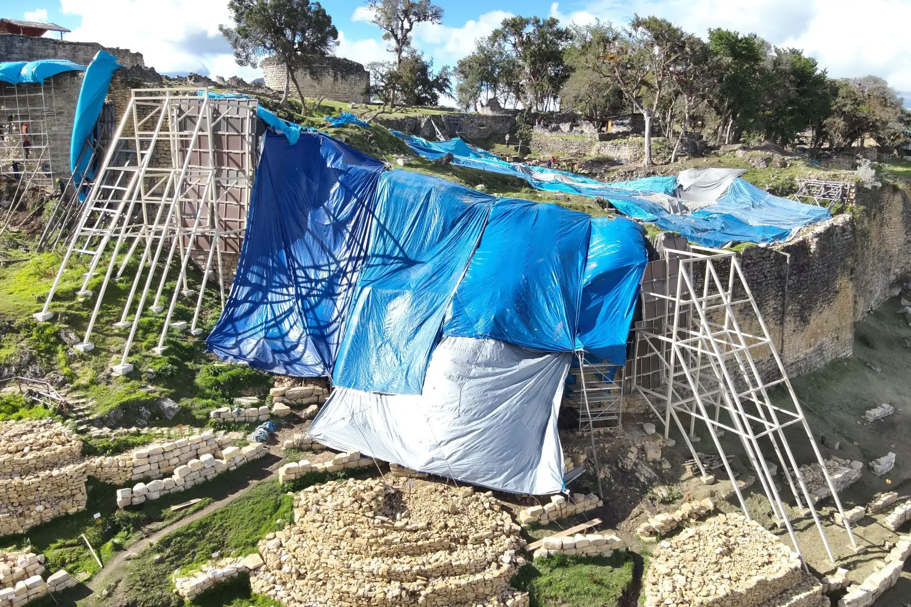 La monumental fortaleza de Kuélap, principal ícono turístico y arqueológico de Amazonas, recuperó completamente el sector de la muralla sur. Foto: Difusión