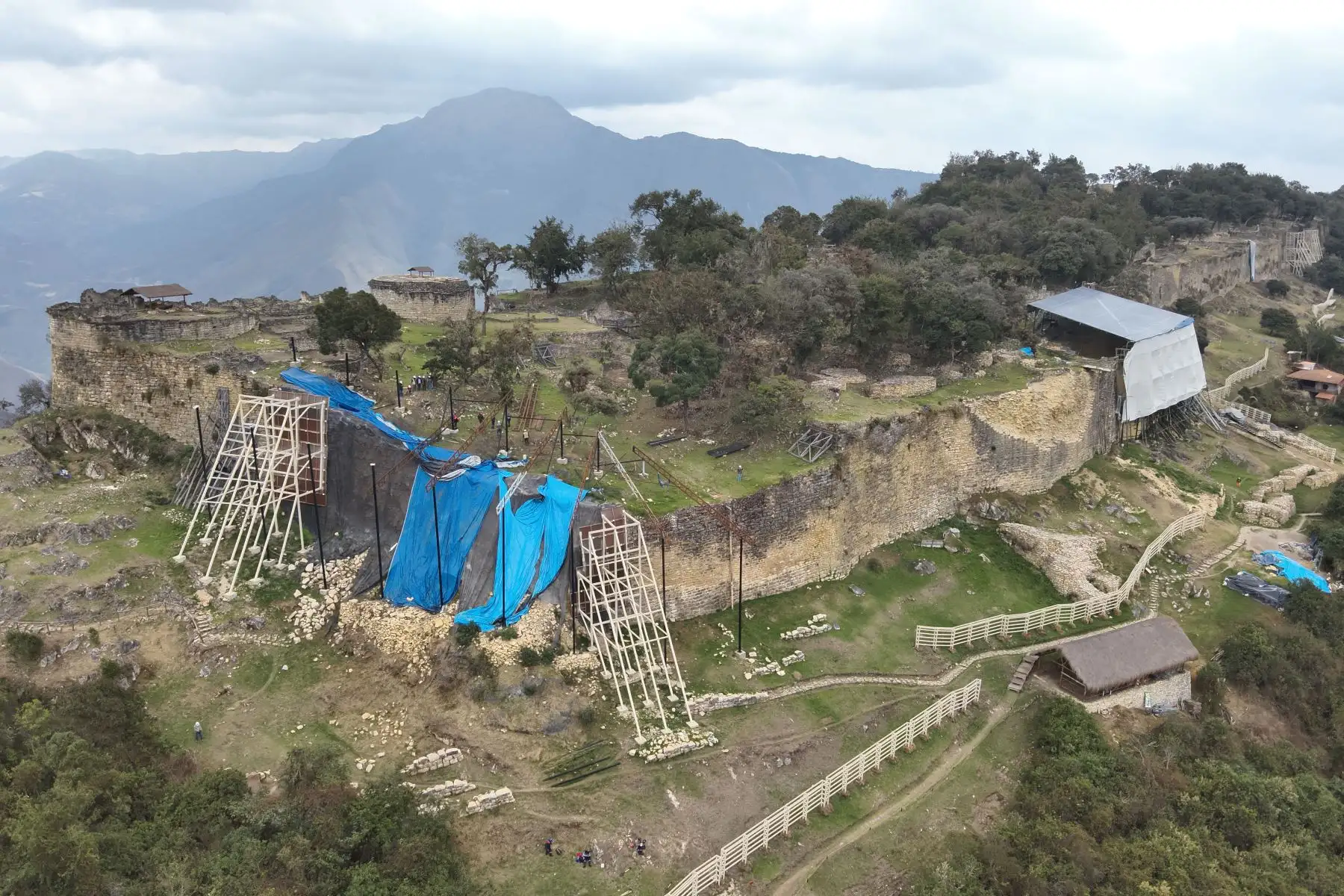 La monumental fortaleza de Kuélap, principal ícono turístico y arqueológico de Amazonas, recuperó completamente el sector de la muralla sur. Foto: Difusión