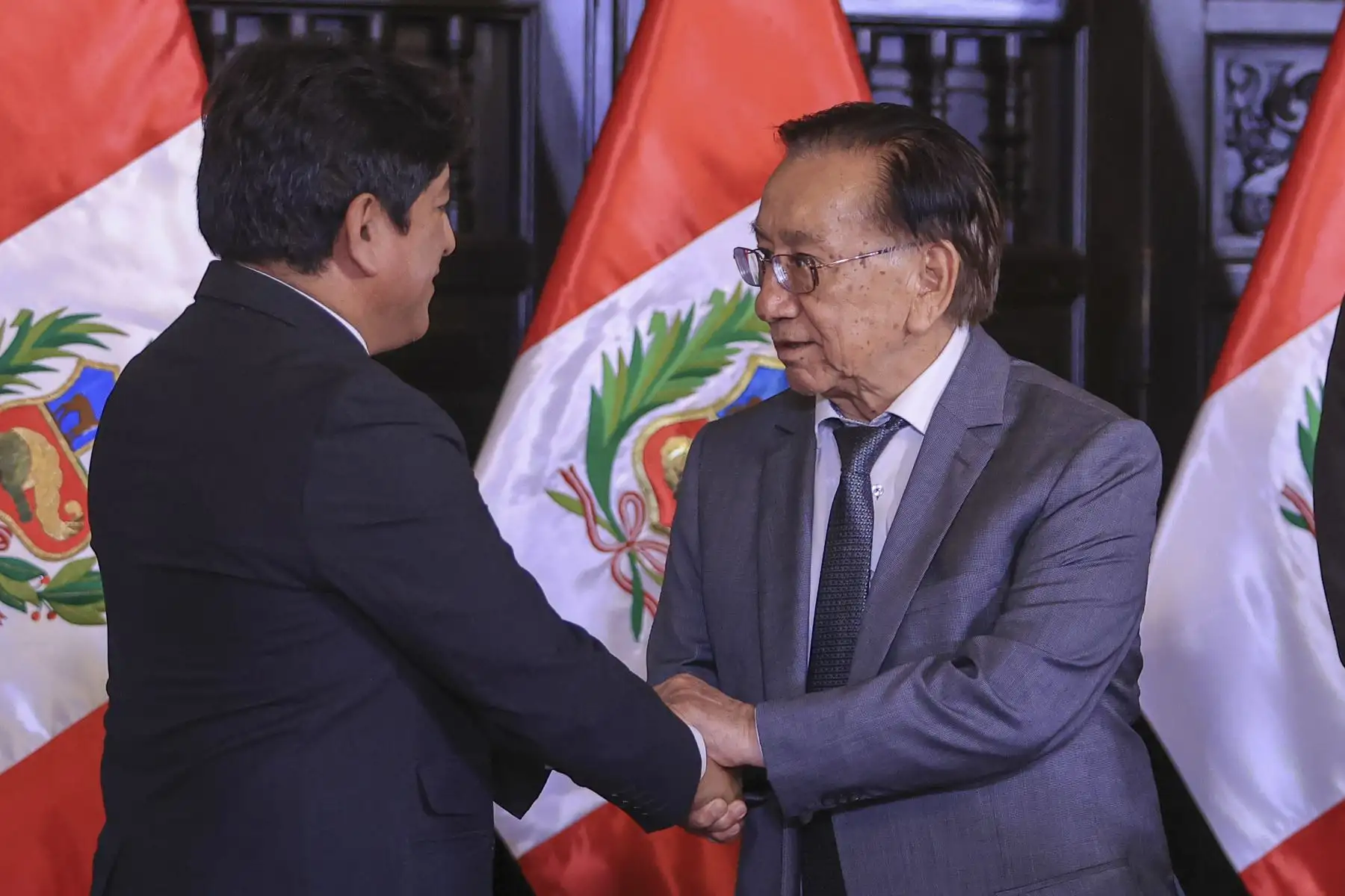 El presidente José María Balcazar, lideró la suscripción de la autógrafa que modifica el artículo 65 de la Ley Orgánica de Elecciones para establecer el uso de las instituciones educativas y universidades, públicas o privadas, para la instalación de mesas de sufragio. Foto: Presidencia