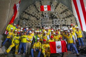 La magnífica tuneladora ‘Delia’ de la Línea 2 del Metro de Lima y Callao y el equipo a cargo de las labores para tener el primer tren subterráneo del Perú. Foto: MTC/Difusión.