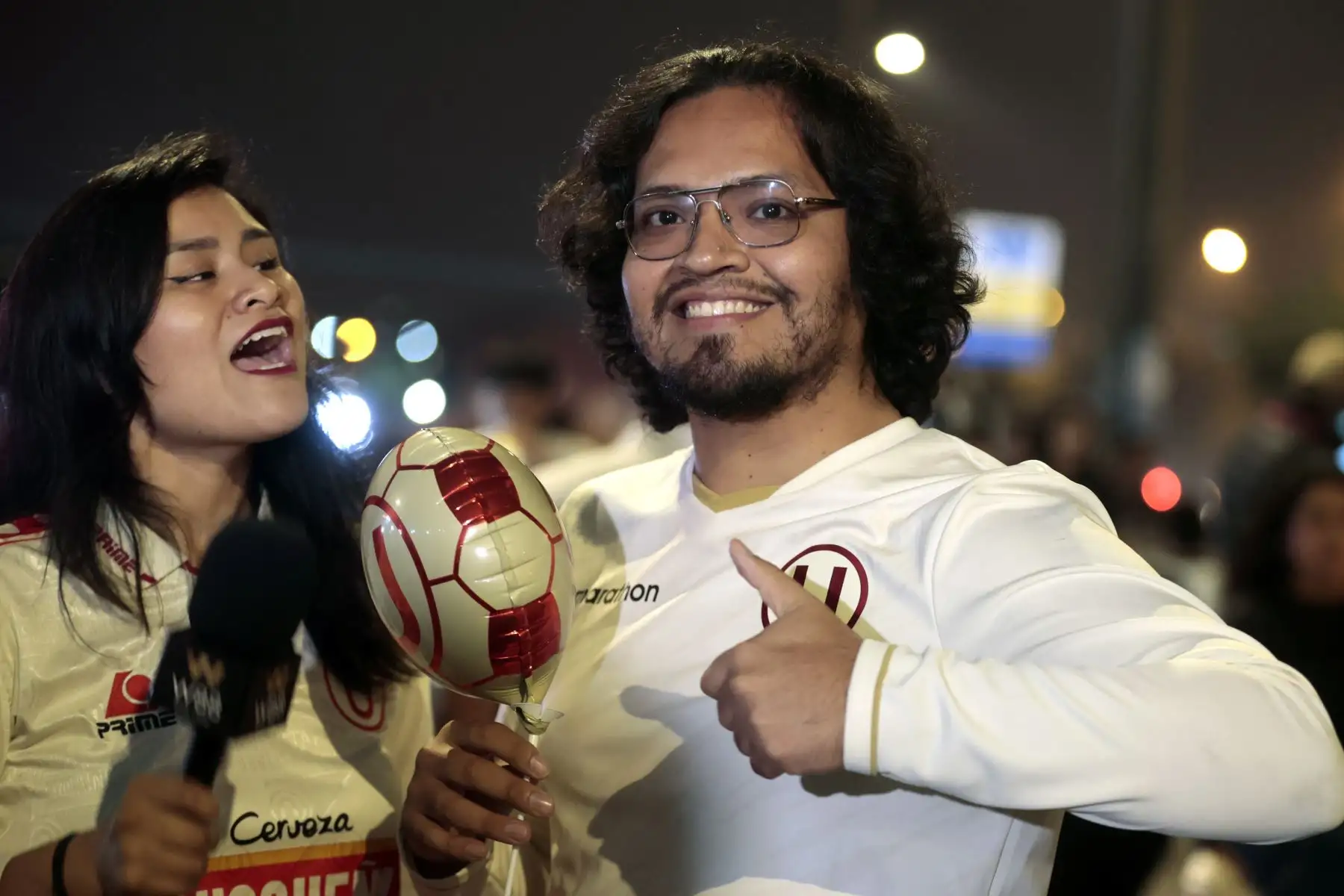 Hinchas de Universitario de Deportes llegan al Estadio Monumental para alentar a su equipo en el encuentro frente a Atlético Grau por el Torneo Apertura. Foto: ANDINA/Vidal Tarqui