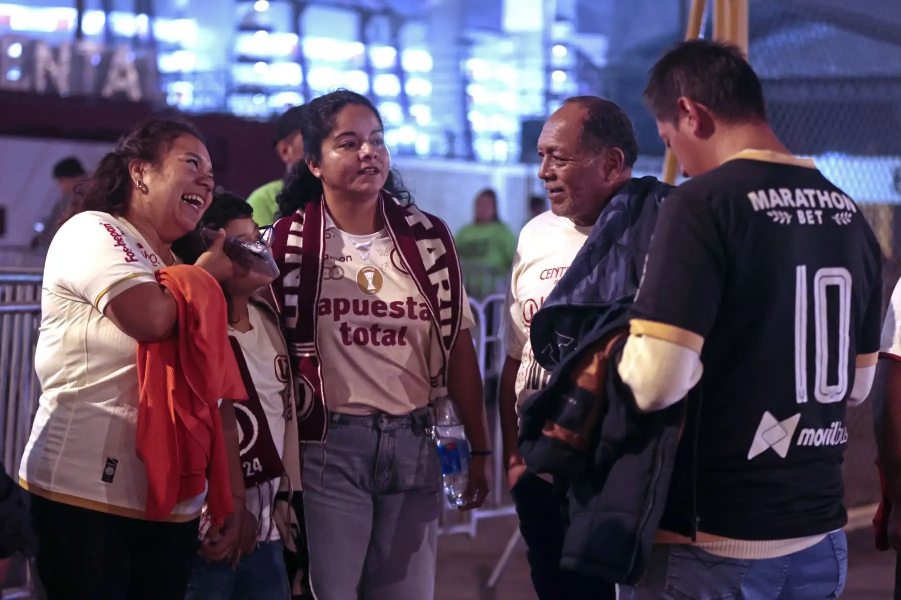 Hinchas de Universitario de Deportes llegan al Estadio Monumental para alentar a su equipo en el encuentro frente a Atlético Grau por el Torneo Apertura. Foto: ANDINA/Vidal Tarqui