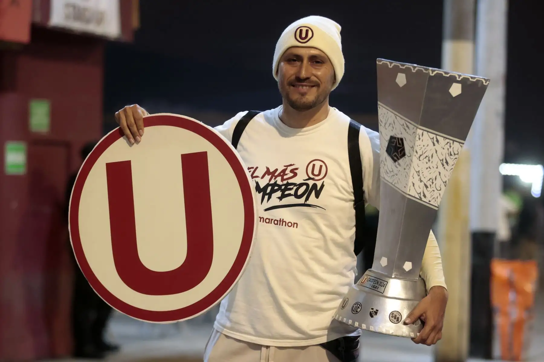 Hinchas de Universitario de Deportes llegan al Estadio Monumental para alentar a su equipo en el encuentro frente a Atlético Grau por el Torneo Apertura. Foto: ANDINA/Vidal Tarqui