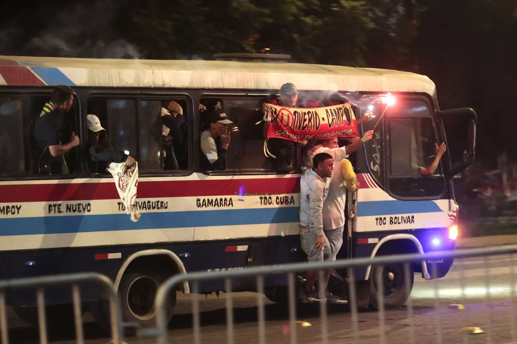 Hinchas de Universitario de Deportes llegan al Estadio Monumental para alentar a su equipo en el encuentro frente a Atlético Grau por el Torneo Apertura. Foto: ANDINA/Vidal Tarqui