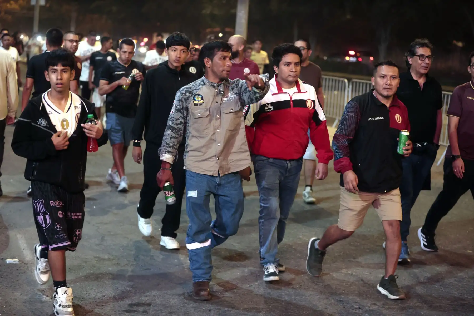 Hinchas de Universitario de Deportes llegan al Estadio Monumental para alentar a su equipo en el encuentro frente a Atlético Grau por el Torneo Apertura. Foto: ANDINA/Vidal Tarqui