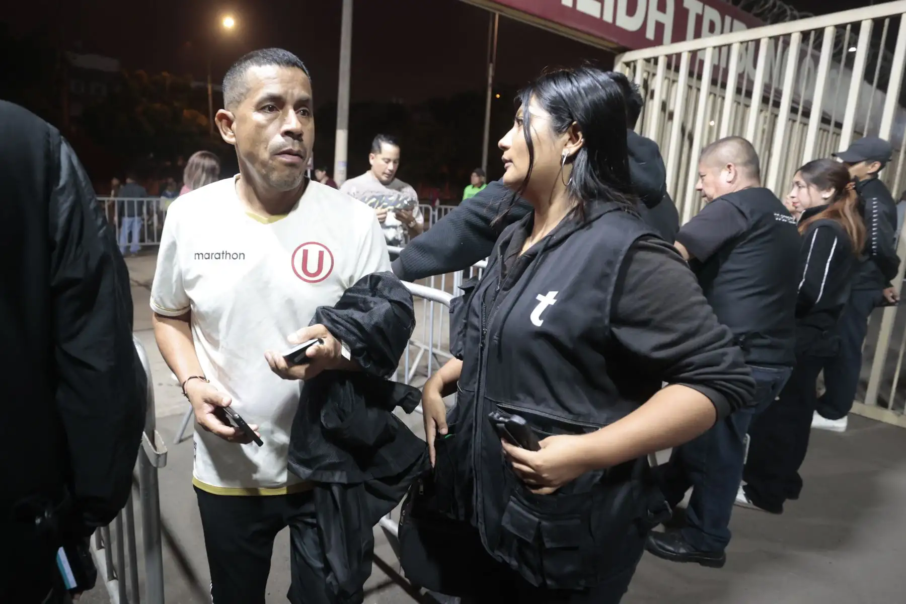 Hinchas de Universitario de Deportes llegan al Estadio Monumental para alentar a su equipo en el encuentro frente a Atlético Grau por el Torneo Apertura. Foto: ANDINA/Vidal Tarqui