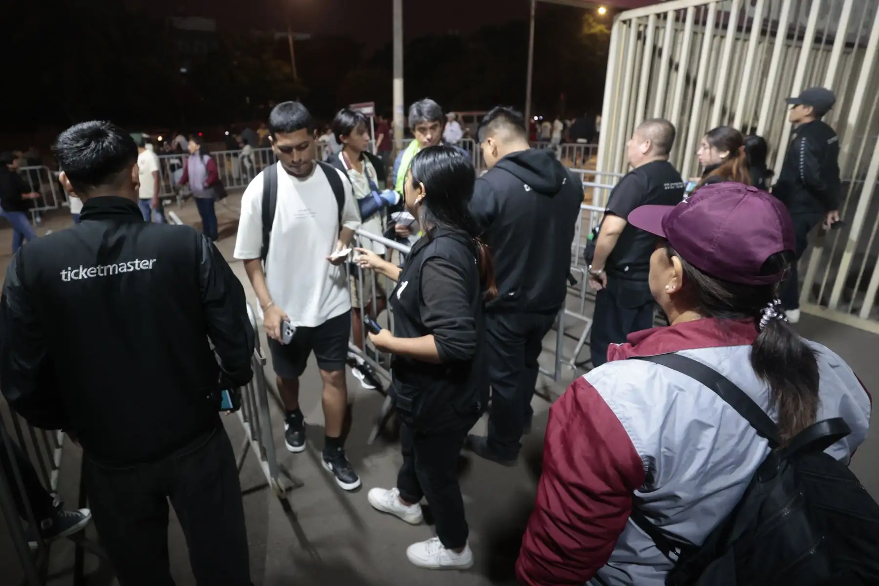 Hinchas de Universitario de Deportes llegan al Estadio Monumental para alentar a su equipo en el encuentro frente a Atlético Grau por el Torneo Apertura. Foto: ANDINA/Vidal Tarqui