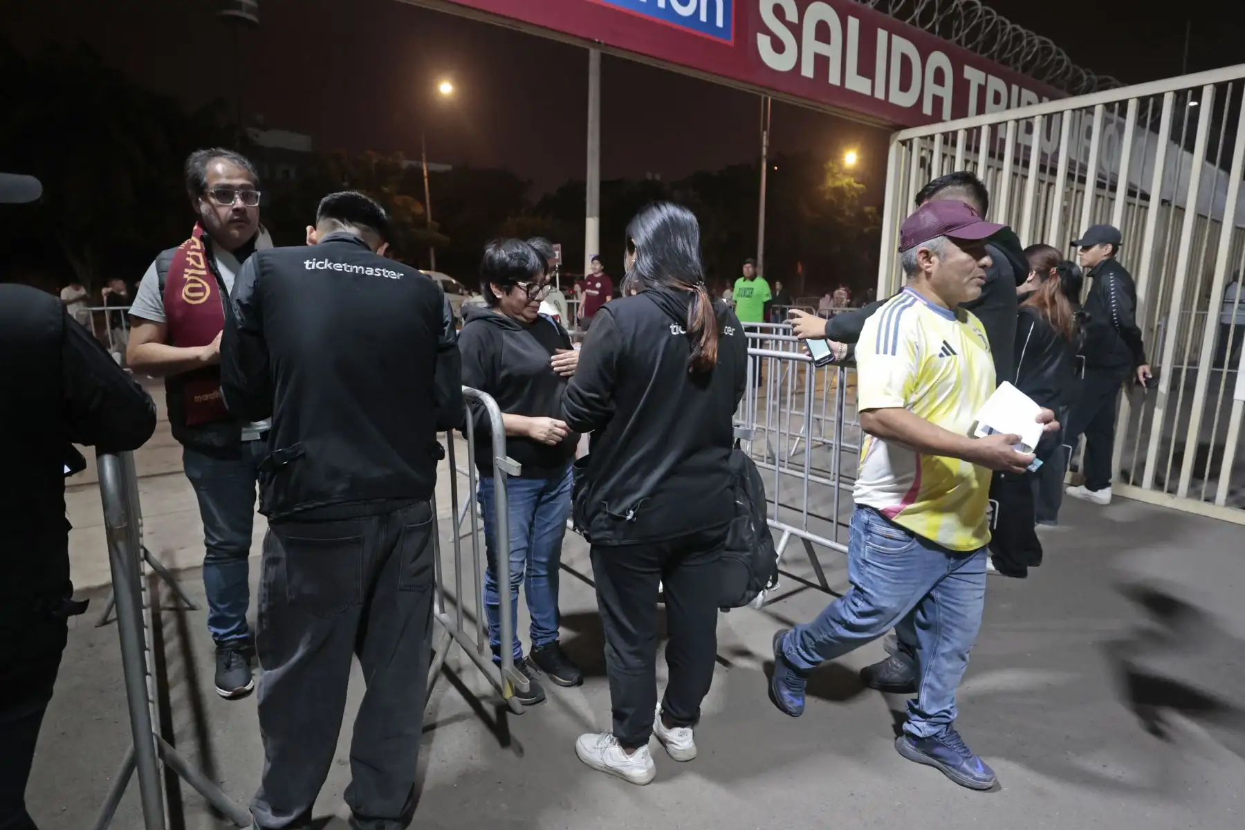 Hinchas de Universitario de Deportes llegan al Estadio Monumental para alentar a su equipo en el encuentro frente a Atlético Grau por el Torneo Apertura. Foto: ANDINA/Vidal Tarqui