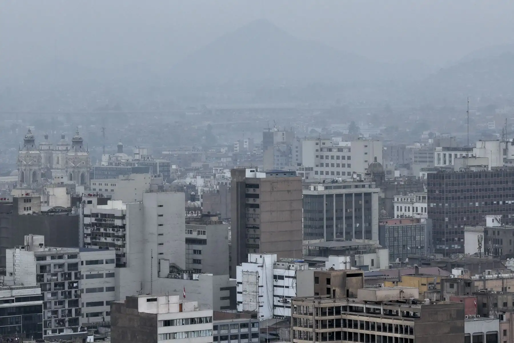 Lima amaneció con densa neblina y un poco de humedad el sábado 16 de mayo de 2026, en plena temporada de otoño. Tal como informó el Senamhi, la temperatura mínima en la capital para los siguientes días estará entre 18º y 19º grados centígrados. Foto: ANDINA/Daniel Bracamonte