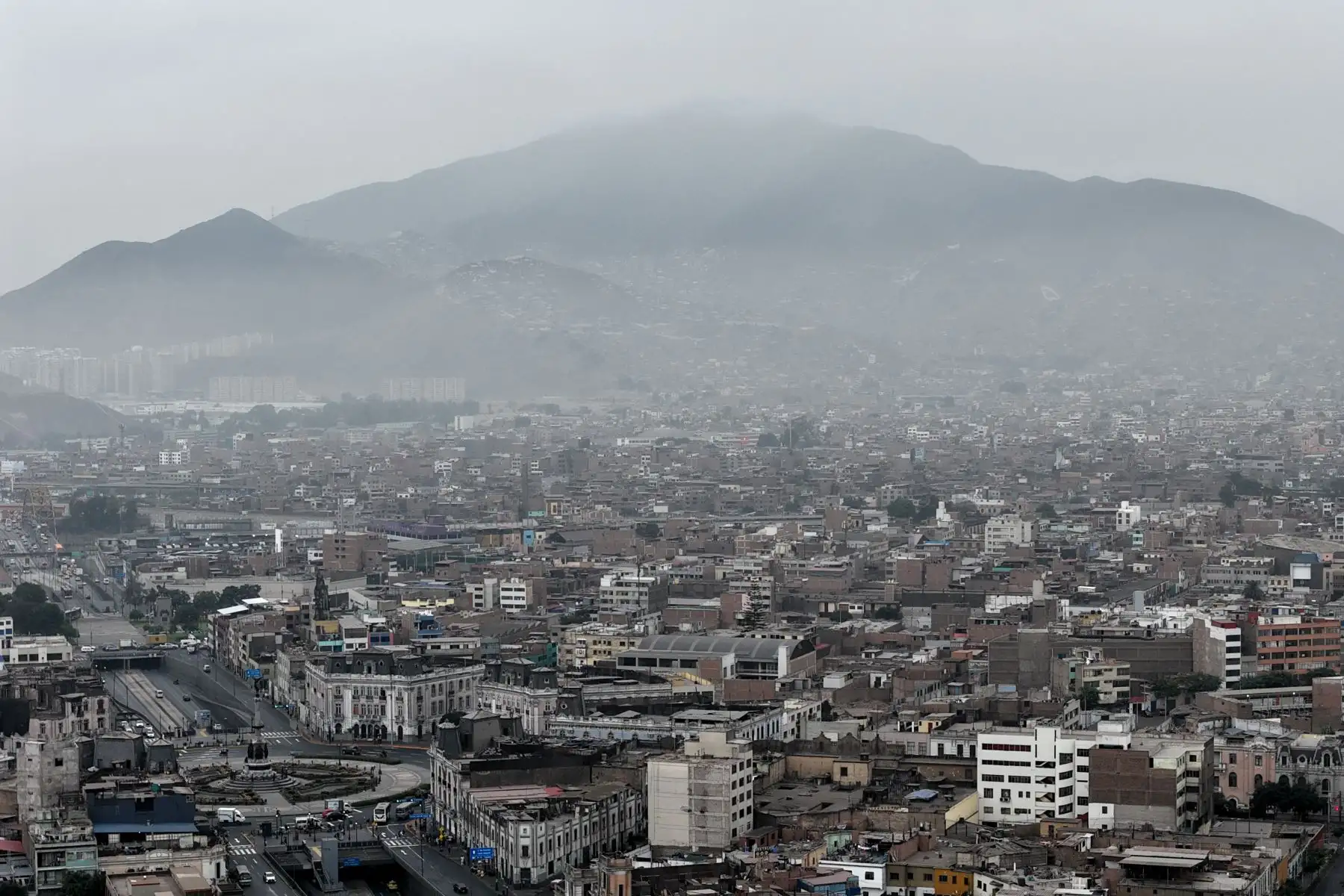 Lima amaneció con densa neblina y un poco de humedad el sábado 16 de mayo de 2026, en plena temporada de otoño. Tal como informó el Senamhi, la temperatura mínima en la capital para los siguientes días estará entre 18º y 19º grados centígrados. Foto: ANDINA/Daniel Bracamonte
