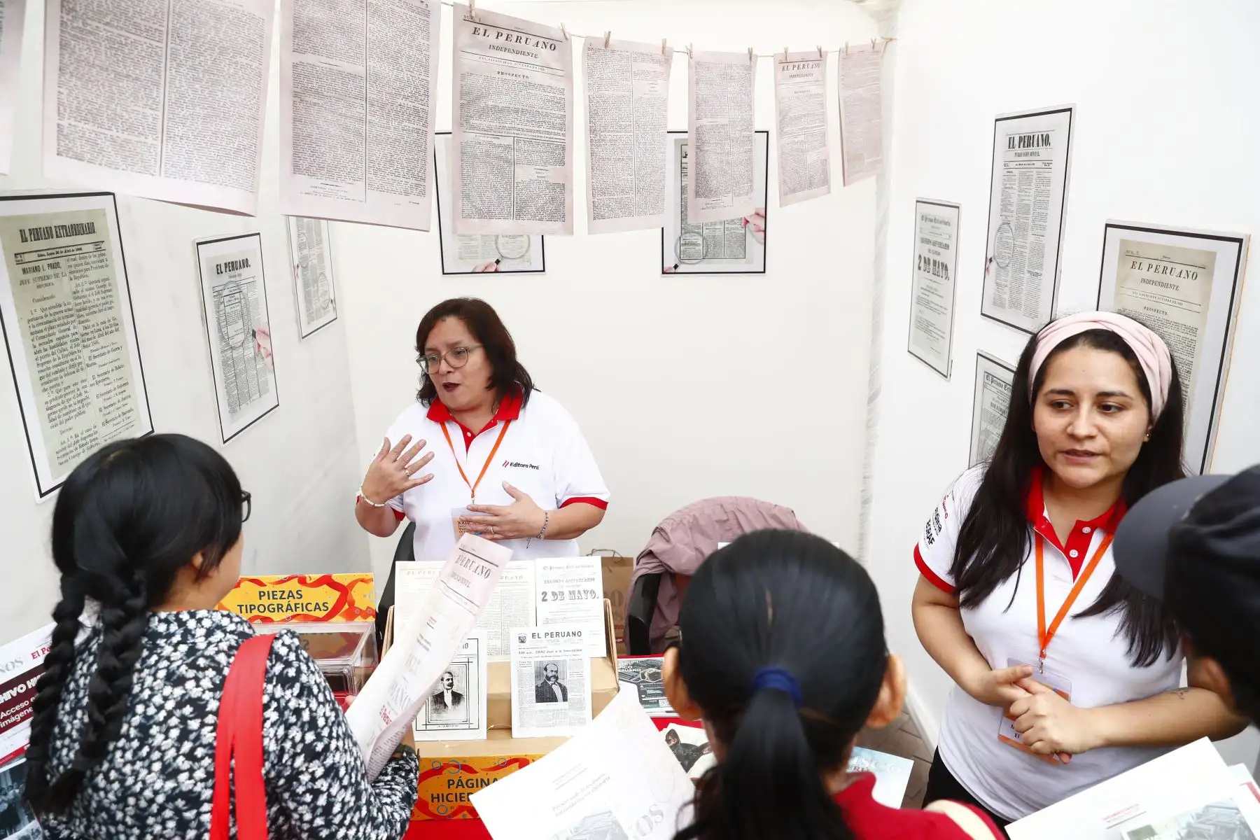 El Museo Gráfico de El Peruano se hizo presente en la XXIV Feria de Museos de Lima 2026, que se realiza en el Convento de Santo Domingo, en el Cercado de Lima, el 16 y 17 de mayo. El Diario Oficial cuenta con un módulo donde los visitantes pueden conocer parte de la historia del Perú, además de llevarse algunos souvenirs. Foto: ANDINA/Daniel Bracamonte