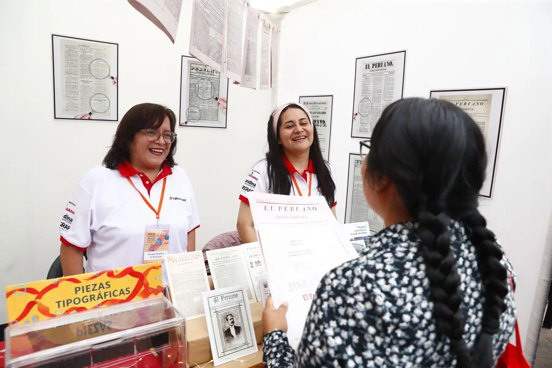 El Museo Gráfico de El Peruano se hizo presente en la XXIV Feria de Museos de Lima 2026, que se realiza en el Convento de Santo Domingo, en el Cercado de Lima, el 16 y 17 de mayo. El Diario Oficial cuenta con un módulo donde los visitantes pueden conocer parte de la historia del Perú, además de llevarse algunos souvenirs. Foto: ANDINA/Daniel Bracamonte
