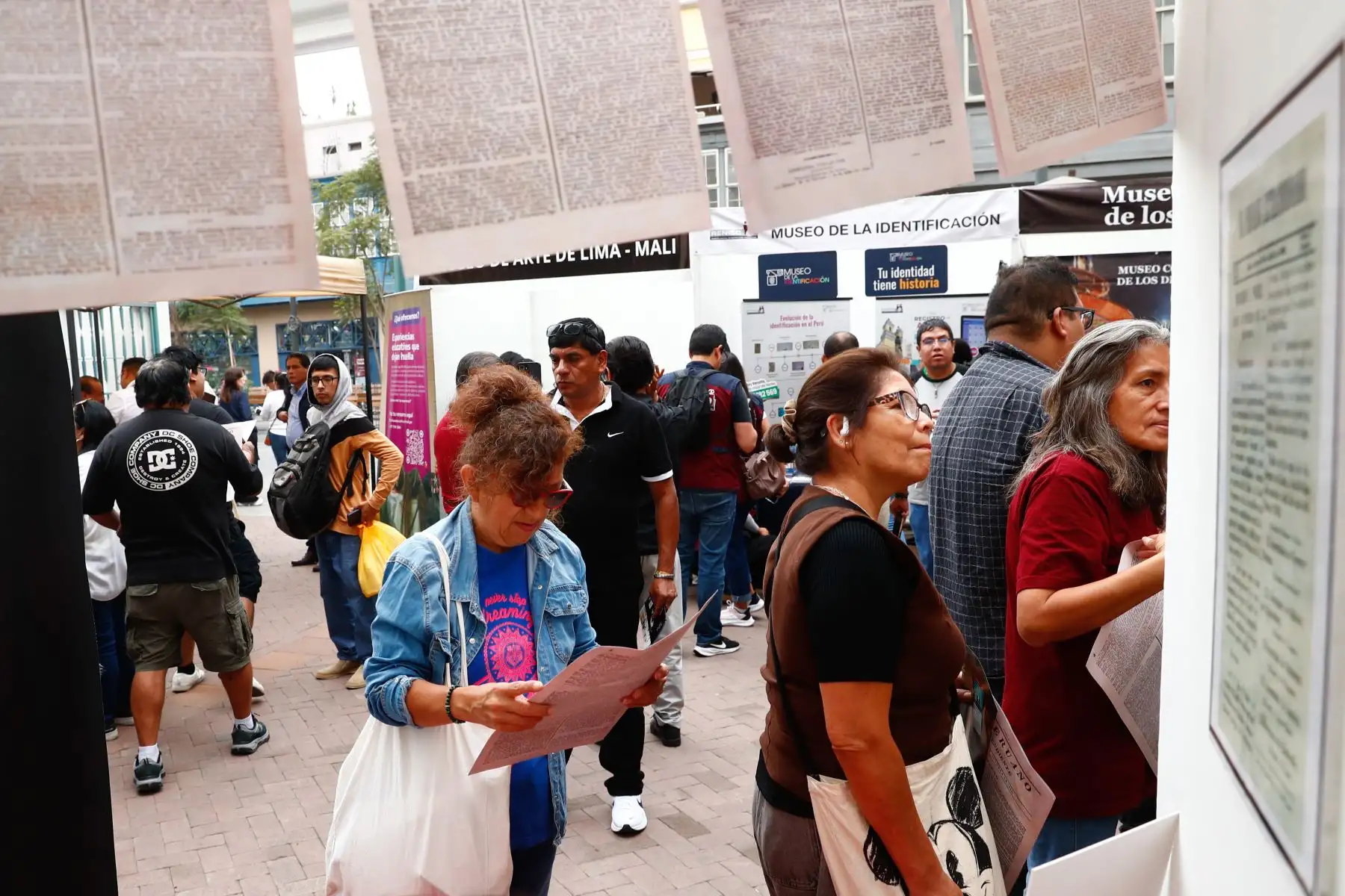 El Museo Gráfico de El Peruano se hizo presente en la XXIV Feria de Museos de Lima 2026, que se realiza en el Convento de Santo Domingo, en el Cercado de Lima, el 16 y 17 de mayo. El Diario Oficial cuenta con un módulo donde los visitantes pueden conocer parte de la historia del Perú, además de llevarse algunos souvenirs. Foto: ANDINA/Daniel Bracamonte